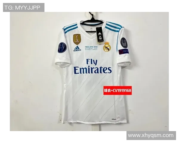 足球明星亲自送球衣给粉丝传递热爱与梦想的温暖时刻